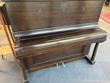 un piano posé à même le sol dans la pièce