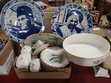 une boîte remplie d'assiettes et de bols posée sur une table