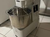 un mixeur posé par terre dans la cuisine