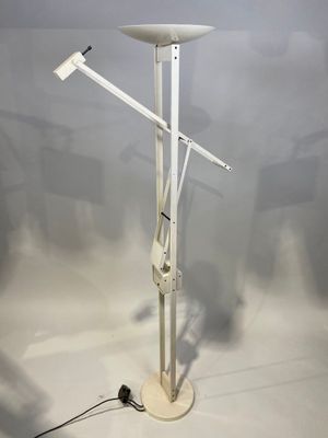 une image représentant une lampe posée sur un pied