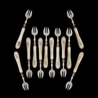un ensemble de fourchettes et de cuillères est disposé en cercle