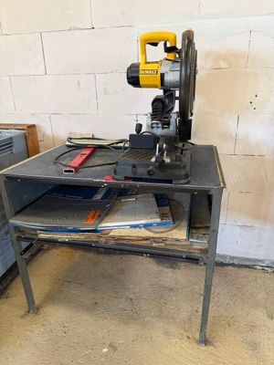 une machine posée sur une table dans une pièce