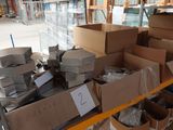 de nombreuses caisses sur l'étagère de l'entrepôt