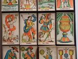 neuf cartes de tarot différentes sur lesquelles figurent un homme et une femme