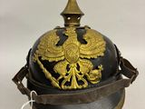 un vieux casque orné d'un aigle royal