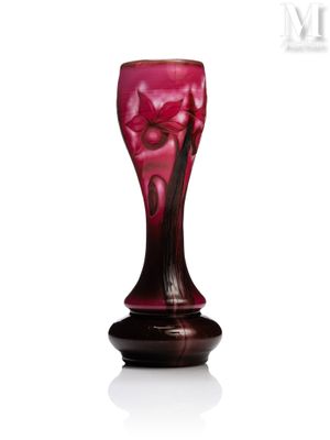 un vase rouge posé sur une table