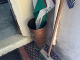 un parapluie et un balai devant une porte