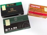 Deux paquets de cigarettes sont posés l'un à côté de l'autre sur une surface blanche