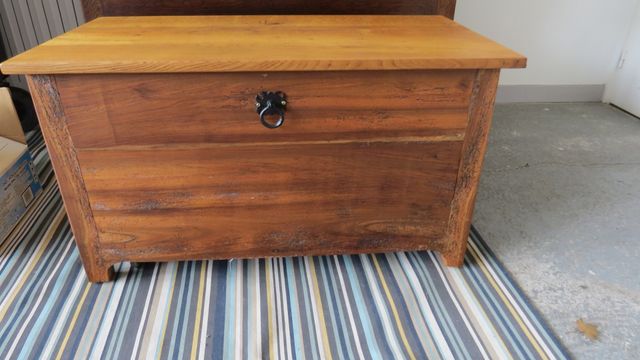 Coffre en bois verni H : 56 x 101 x 54