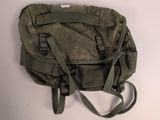 un petit sac muni d'une bandoulière qui pend sur le côté