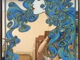 une femme aux cheveux bleus qui se regarde dans un miroir
