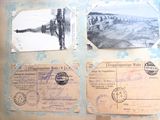 un livre ouvert sur lequel sont posées plusieurs vieilles cartes postales