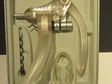 une boîte en verre contenant un objet en argent