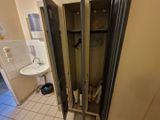 une salle de bains équipée d'un casier en métal et d'un lavabo