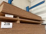 un gros plan sur une pile de planches de bois dans un entrepôt