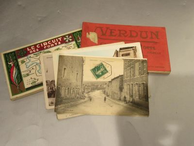 trois vieilles cartes postales représentant une scène de rue et une carte