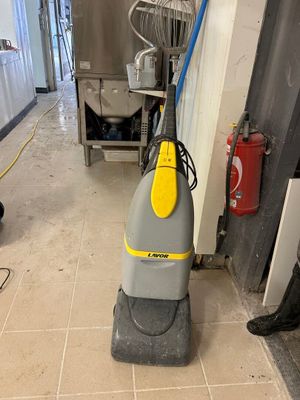 un aspirateur posé sur le sol de la pièce
