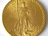 une image d'une pièce d'or sur une surface blanche