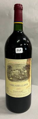 une bouteille de vin posée sur une table