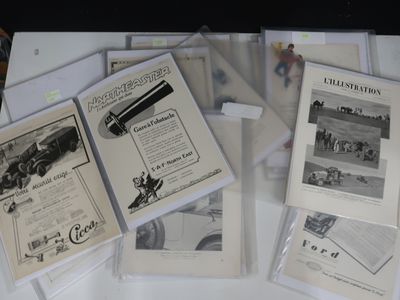 de nombreuses vieilles photos exposées sur une table