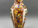 une image représentant un vase coloré posé sur une table
