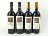 trois bouteilles de vin sont alignées sur une surface blanche