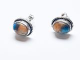 boucles d'oreilles en argent et pierres turquoise sur fond blanc avec fond blanc
