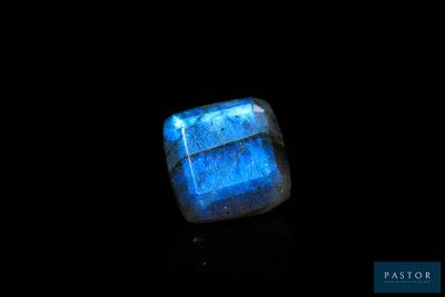 gros plan d'une pierre bleue sur une surface noire