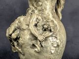 un grand vase orné d'une statue représentant une femme et un enfant