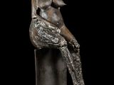 une image représentant une statue en bronze d'une femme assise sur un socle
