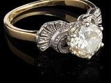 gros plan d'une bague en diamant sur une surface noire