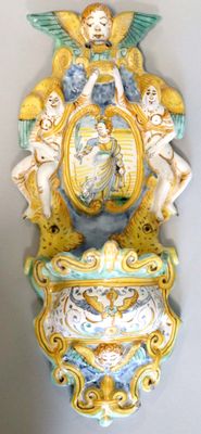 une horloge murale décorée d'anges, accrochée au mur