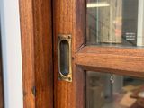 un gros plan sur la poignée d'une porte en bois
