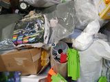 une boîte remplie de jouets et d'autres objets