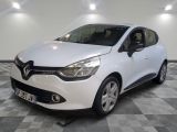 la voiture blanche est garée sur un sol en damier dans le garage