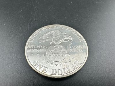 un gros plan d'une pièce d'un dollar posée sur une surface noire