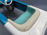 une voiture à pédales bleue et blanche équipée d'un volant