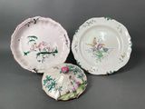 trois assiettes ornées de motifs d'oiseaux et de fleurs sur un fond gris