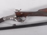 un vieux pistolet posé sur une table