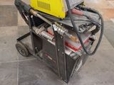 une machine posée sur un chariot au sol