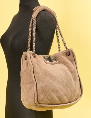 sac à bandoulière matelassé beige sur un mannequin mannequin mannequin mannequin mannequin mannequin mannequin mannequin mannequin mann