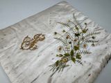 un morceau de tissu orné d'un motif