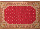un tapis rouge bordé d'or et orné d'un motif floral