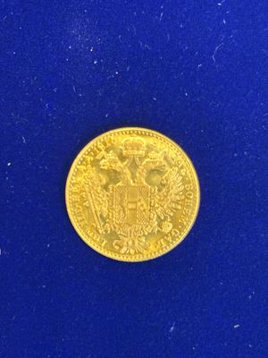 gros plan d'une pièce d'or sur une surface bleue