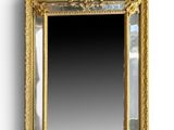 une image d'un miroir encadré d'or accroché à un mur