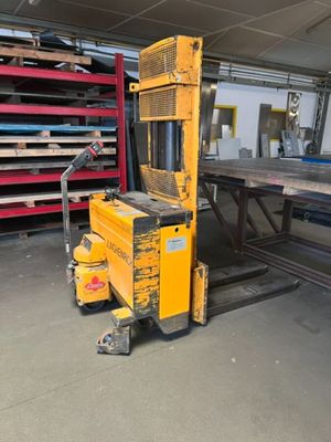 une image d'un chariot élévateur à fourche dans un entrepôt