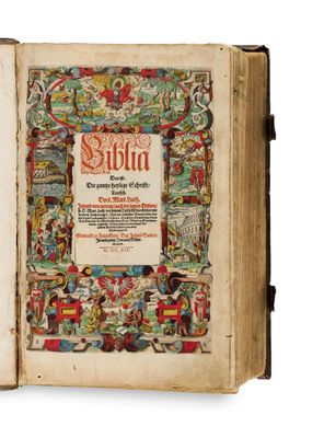 un vieux livre dont la couverture est ornée d'un motif élaboré