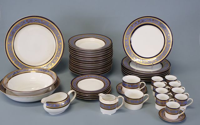 Partie de service en porcelaine fine modèle MONNO à décor de lise...