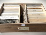 une boîte en bois remplie de vieux disques, posée sur une table