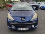 une voiture bleue garée dans un parking